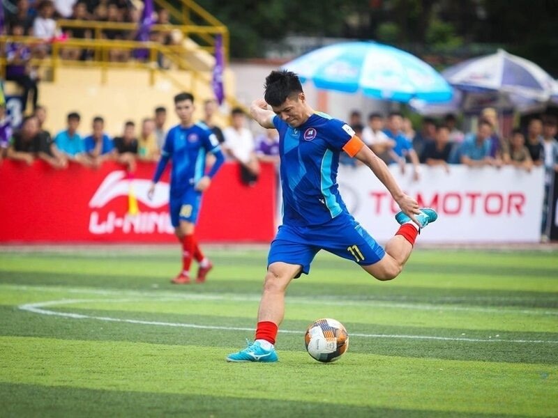 Long “thổ” là hậu vệ phủi hay và có nhiều bàn thắng